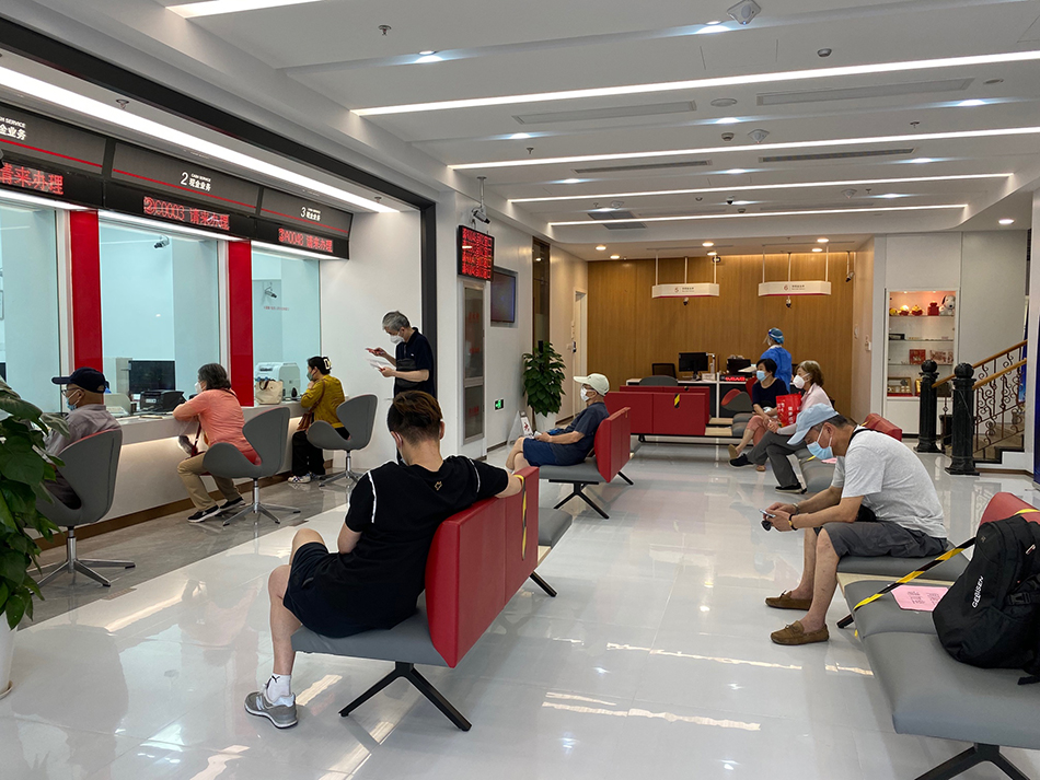 上海的银行门口排长队有缓解，但客户反映业务窗口数量有点少