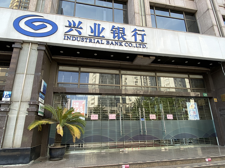 上海的银行门口排长队有缓解，但客户反映业务窗口数量有点少