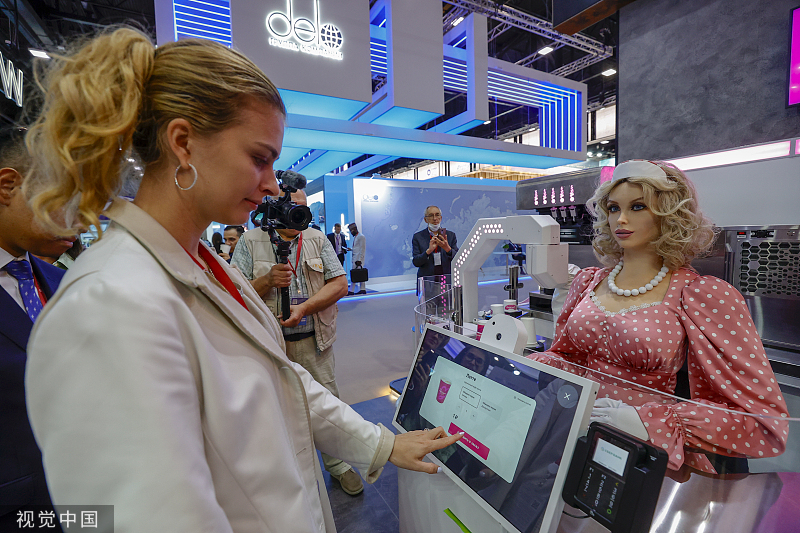 俄罗斯圣彼得堡经济论坛举行期间 机器人收银员亮相