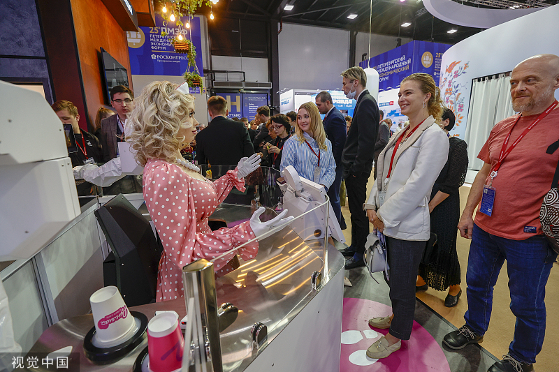 俄罗斯圣彼得堡经济论坛举行期间 机器人收银员亮相