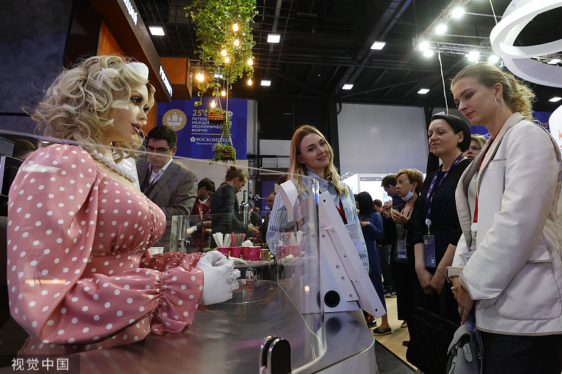 俄罗斯圣彼得堡经济论坛举行期间 机器人收银员亮相