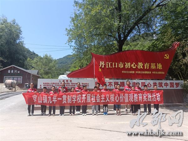官山鎮(zhèn)九年一貫制學(xué)校開展實踐活動(圖1) 官山鎮(zhèn)九年一貫制學(xué)校開展實踐活動(圖1)