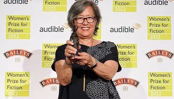 一周文艺：新东方“知识带货”能走多远，2022年女性小说奖揭晓，三星堆考古重大进展