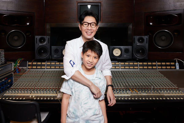 品冠合体9岁儿飙嗓网嗨炸 隔3年返家乡大马狂吃：不减肥了