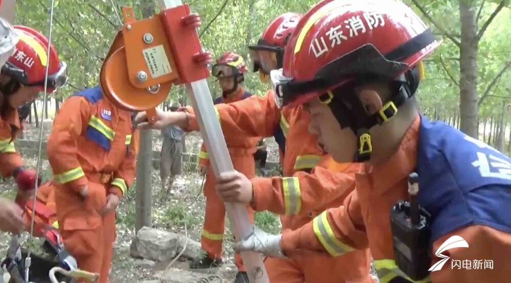 临沂八旬老人坠入水井 消防紧急救援
