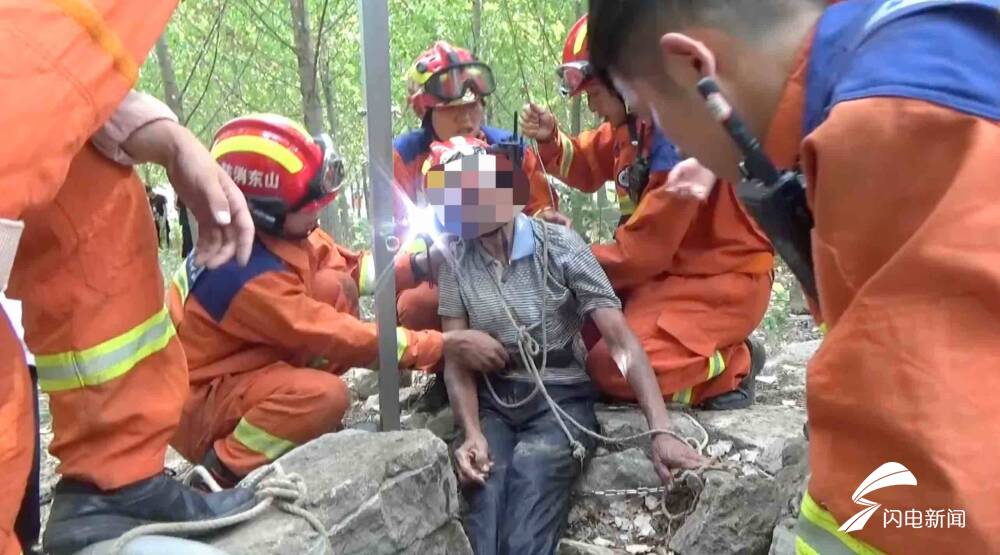 临沂八旬老人坠入水井 消防紧急救援