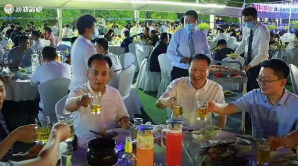 撸串、啤酒、小龙虾……多地官员带头，逛夜市吃夜宵
