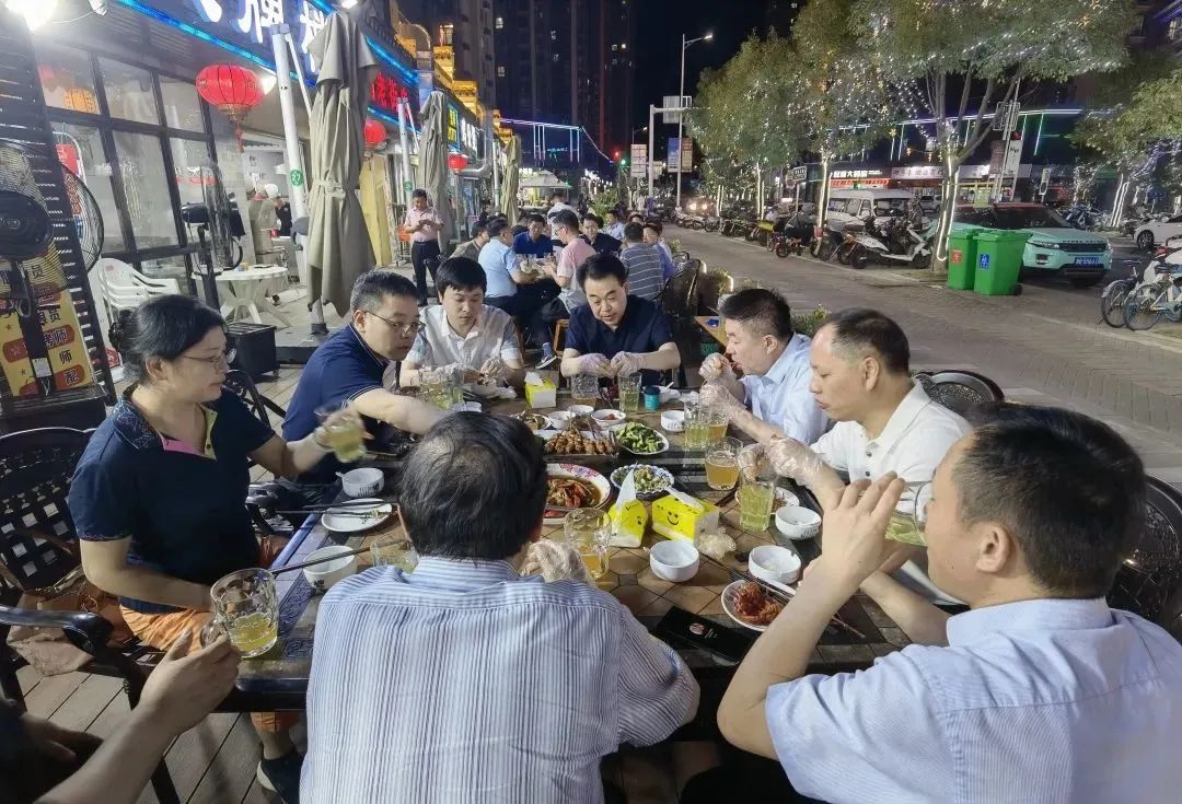 撸串、啤酒、小龙虾……多地官员带头，逛夜市吃夜宵