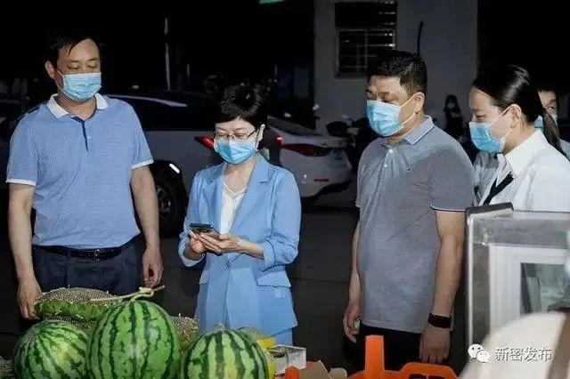 撸串、啤酒、小龙虾……多地官员带头，逛夜市吃夜宵
