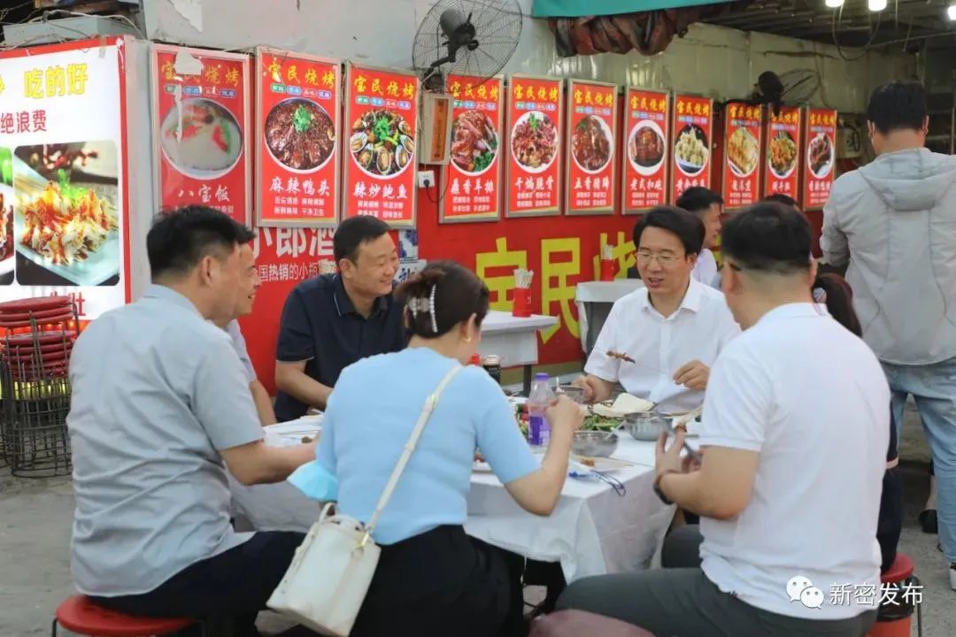 撸串、啤酒、小龙虾……多地官员带头，逛夜市吃夜宵