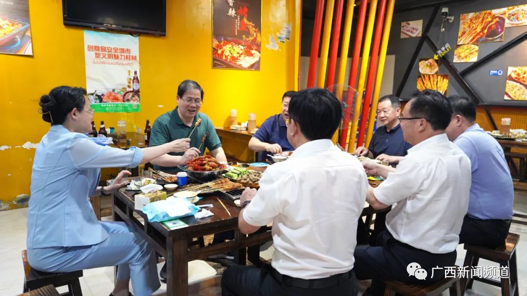 撸串、啤酒、小龙虾……多地官员带头，逛夜市吃夜宵