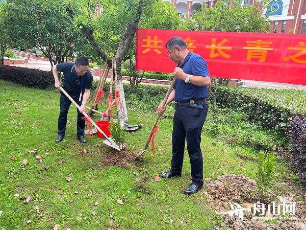 舟山中学与阿克苏地区第一中学昨签约(图1)