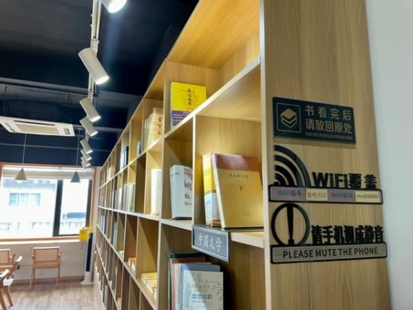 这附近哪里有书店(复旦周边开了25年的鹿鸣书店在浦东“新生”，店主问了一个问题)