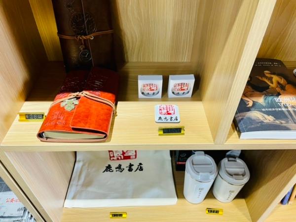 这附近哪里有书店(复旦周边开了25年的鹿鸣书店在浦东“新生”，店主问了一个问题)