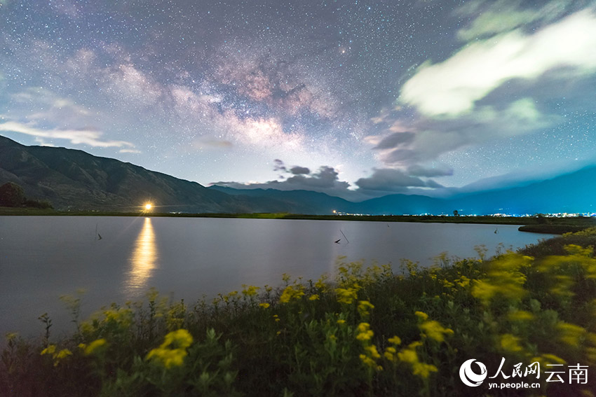 云南大理：夏日凤羽湖 星空璨若梦