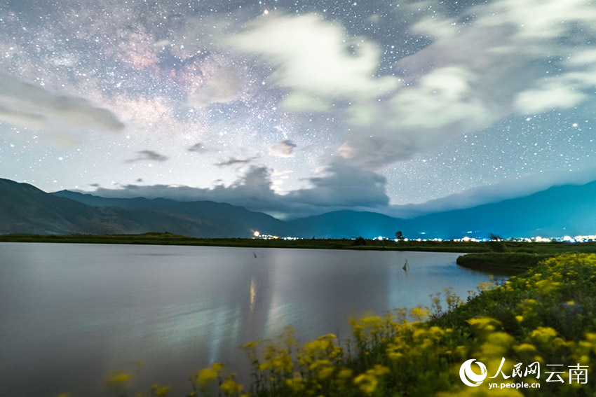 云南大理：夏日凤羽湖 星空璨若梦