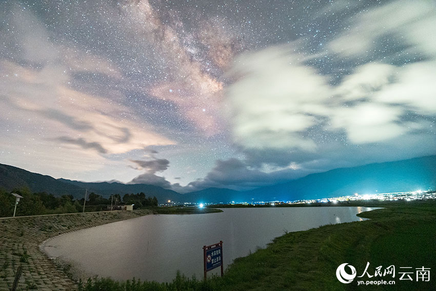 云南大理：夏日凤羽湖 星空璨若梦