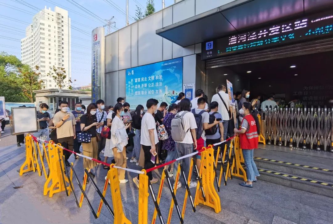 【我为群众办实事】地铁高峰排长队？协同治理解难题！实测已“加速”