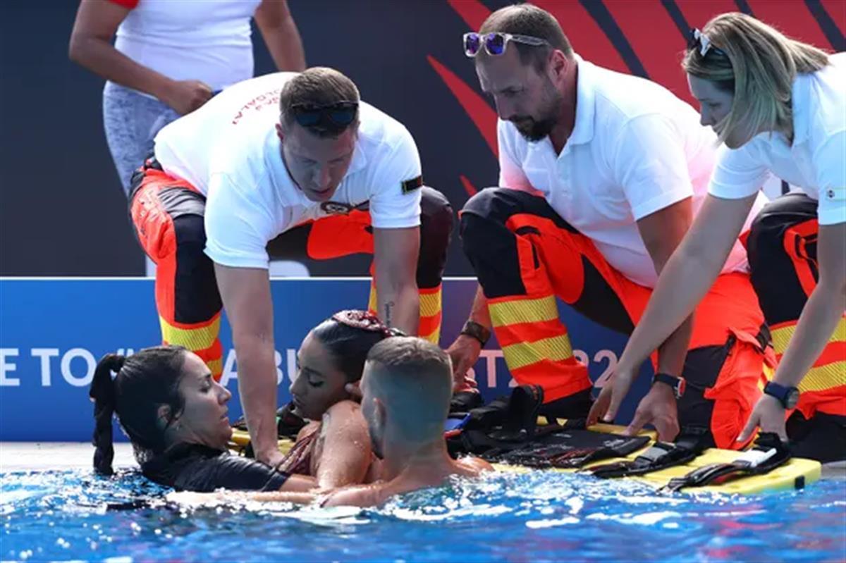 世锦赛现惊险一幕：花游运动员水中昏迷，教练跳水救人