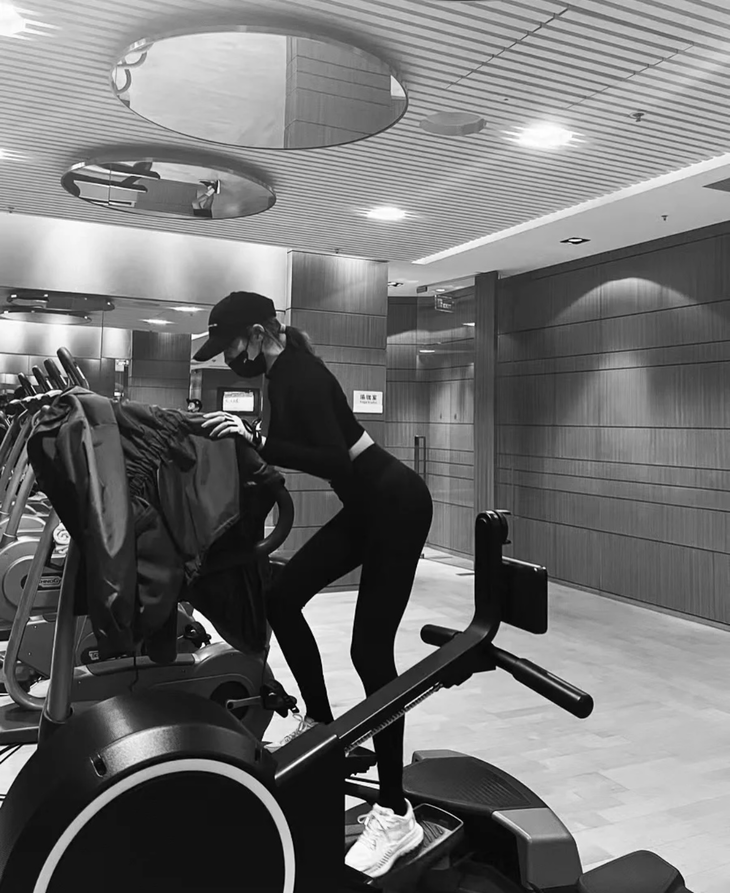 郑秀文的辣，全身都是自律的痕迹