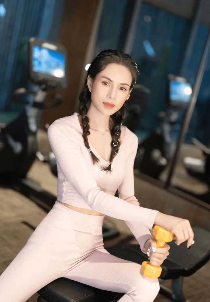 郑秀文的辣，全身都是自律的痕迹