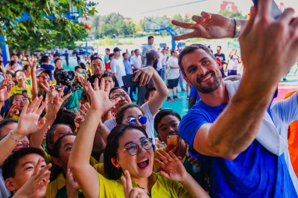 高比为什么得到三次nba冠军(那些从大山里走出来的孩子们惊奇地发现：曾经的队友夺得了NBA总冠军)