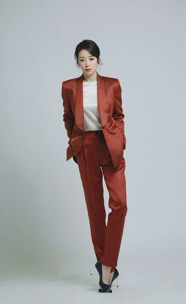 陈紫函发布多套女主播造型大片 化身职场精英干练十足