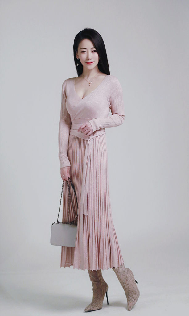 陈紫函发布多套女主播造型大片 化身职场精英干练十足