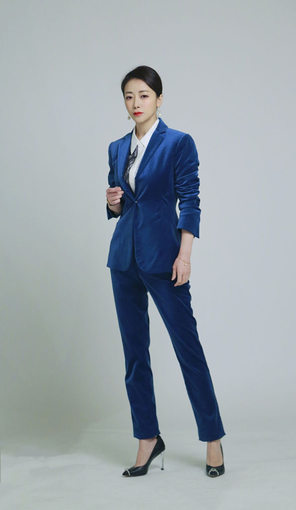 陈紫函发布多套女主播造型大片 化身职场精英干练十足