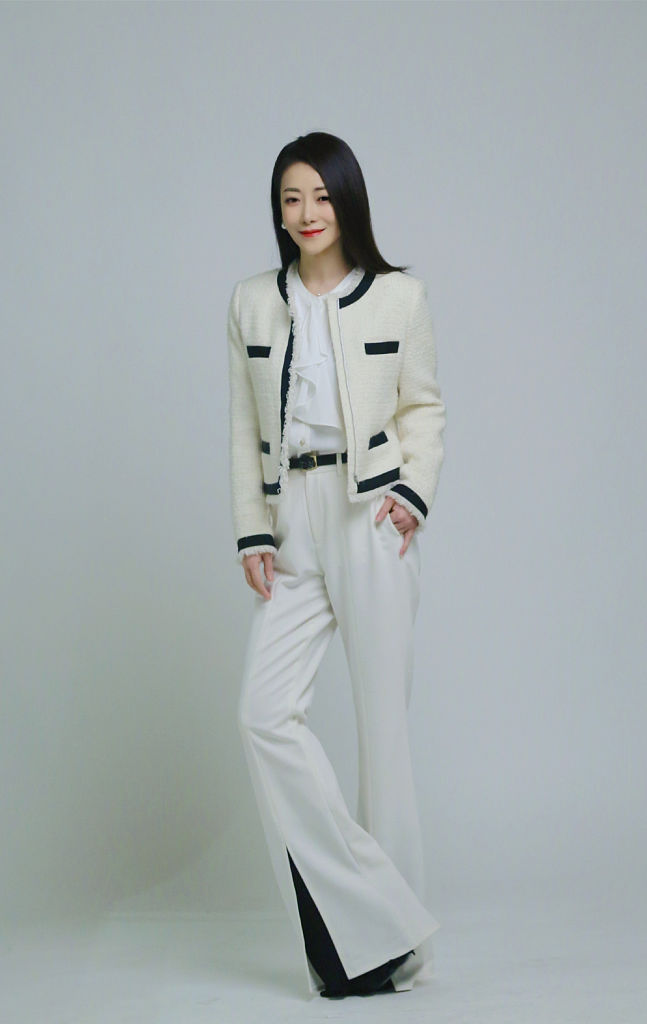 陈紫函发布多套女主播造型大片 化身职场精英干练十足