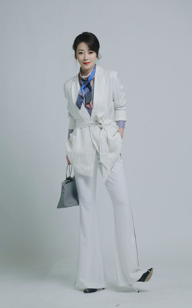 陈紫函发布多套女主播造型大片 化身职场精英干练十足