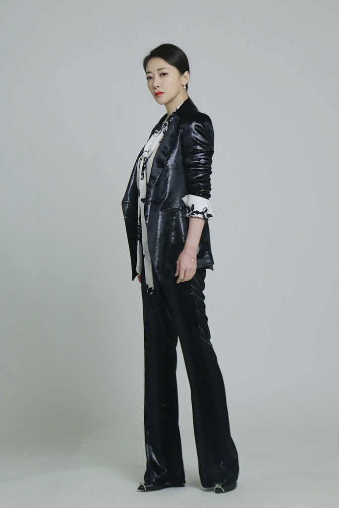 陈紫函发布多套女主播造型大片 化身职场精英干练十足