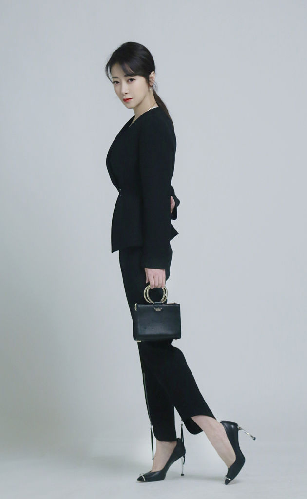 陈紫函发布多套女主播造型大片 化身职场精英干练十足