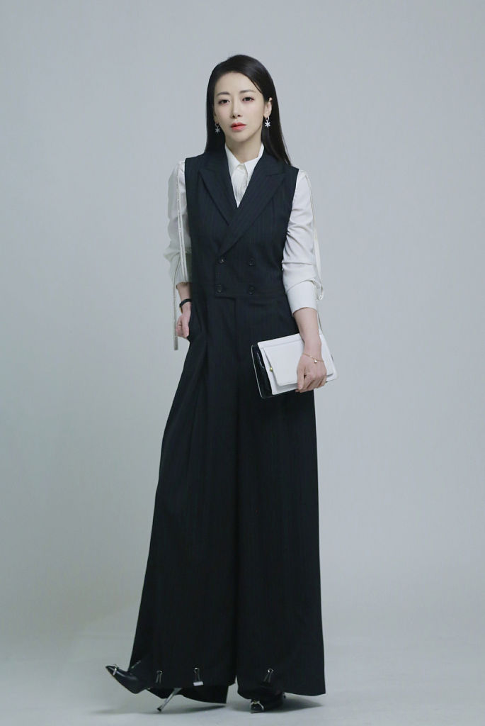 陈紫函发布多套女主播造型大片 化身职场精英干练十足