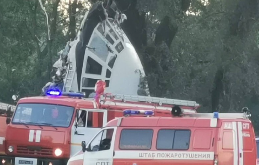 俄一架伊尔-76运输机坠毁，现场曝光…