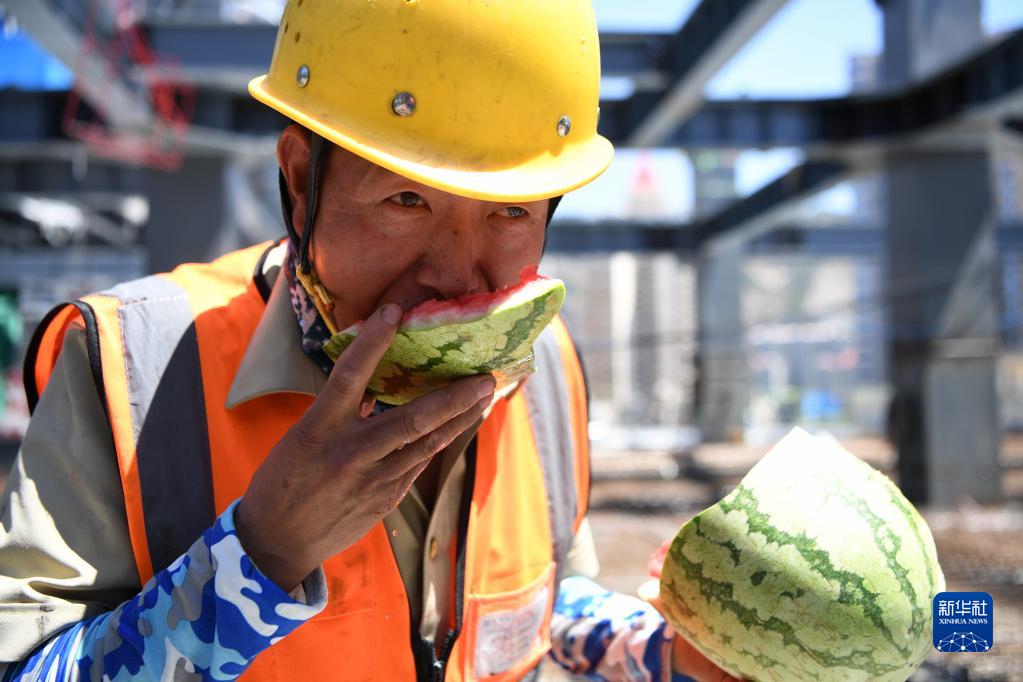 鏖战高温的城市建设者