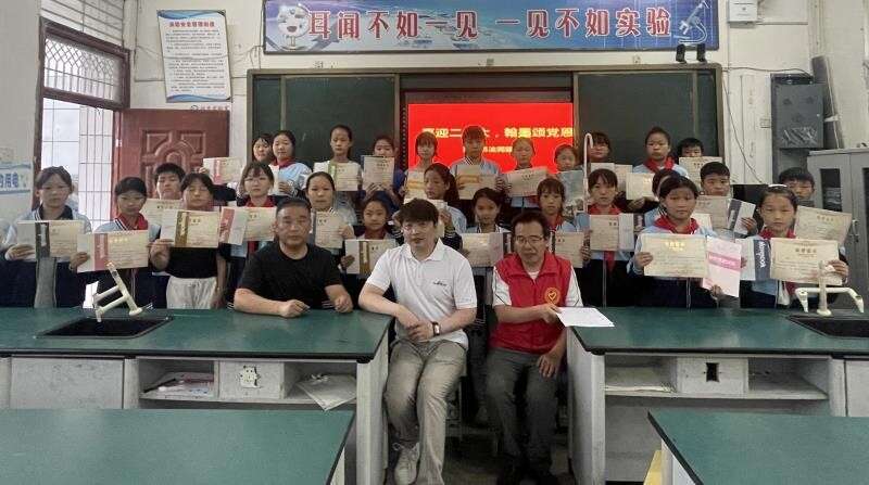安徽临泉县：“梦想学院”志愿者进小学开展硬笔书法公益课堂