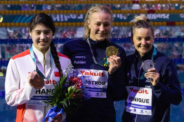 游泳世锦赛：瑞典选手舍斯特伦获女子50米蝶泳冠军
