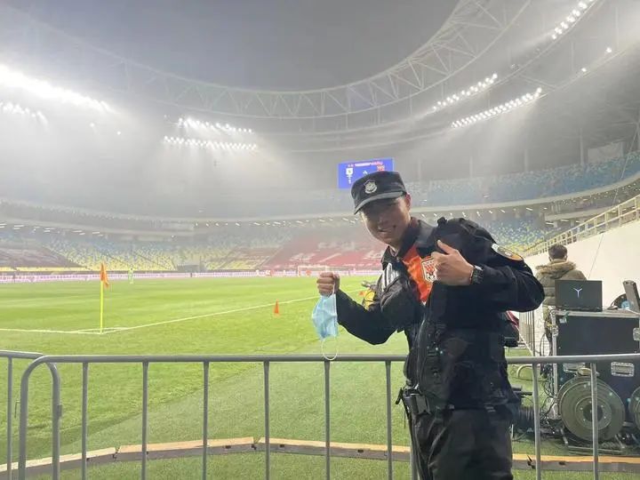 为了支持泰山队，他“兼职”做保安 为了看卡塔尔世界杯，他开启环球之旅