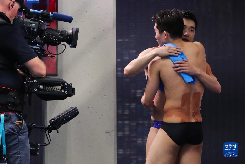游泳世锦赛丨跳水——曹缘/王宗源获得男子双人三米板冠军
