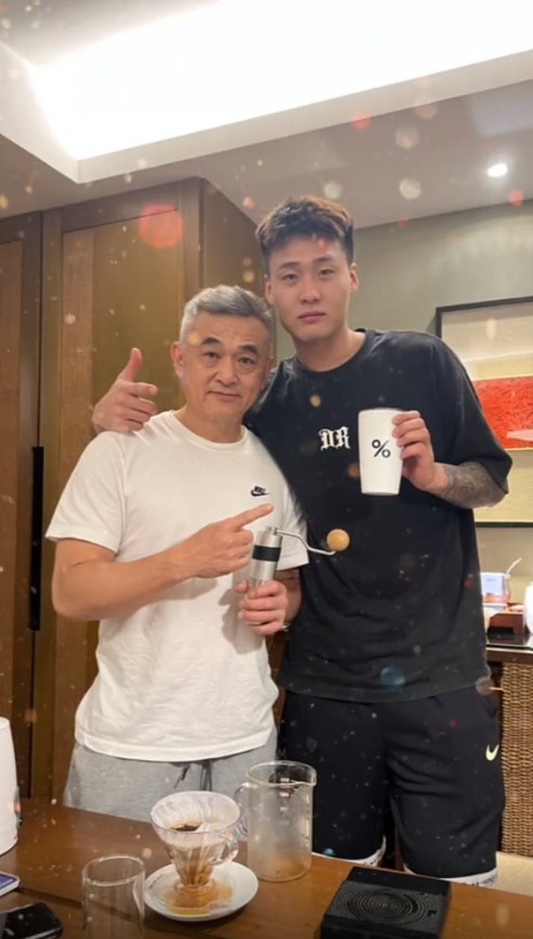 世界杯咖啡手冲达人（一杯咖啡的温暖！赵睿晒手冲咖啡照：澳洲第一泡）-趣拿体育