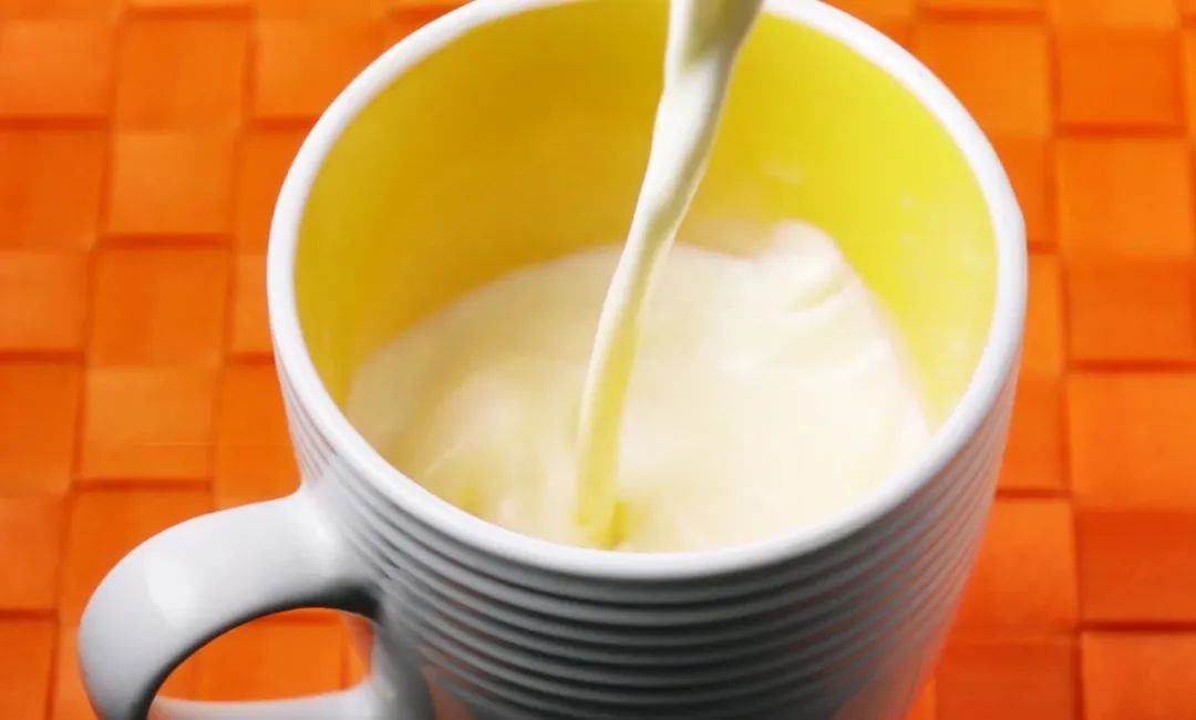高钙牛奶和纯牛奶哪个好（各种牛奶的营养价值大揭秘）