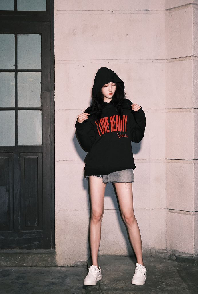 关晓发布新剧《梅花红桃》收工随拍 连帽卫衣搭牛仔短裙甜酷范