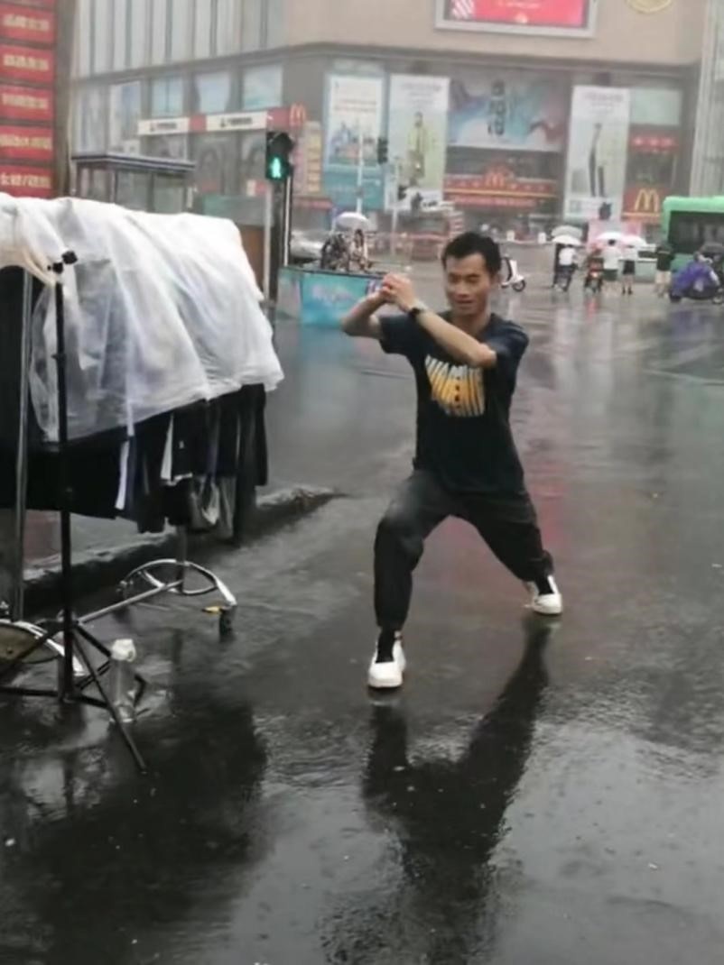 郑州一小伙大雨中直播卖衣服，回应：只要不是下冰雹无所谓，下播后喝了感冒药