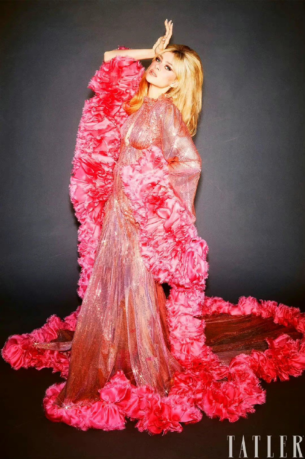 贝克汉姆大儿媳妇时尚大片曝光！首次用“贝嫂”身份热度高 气质独特气场强