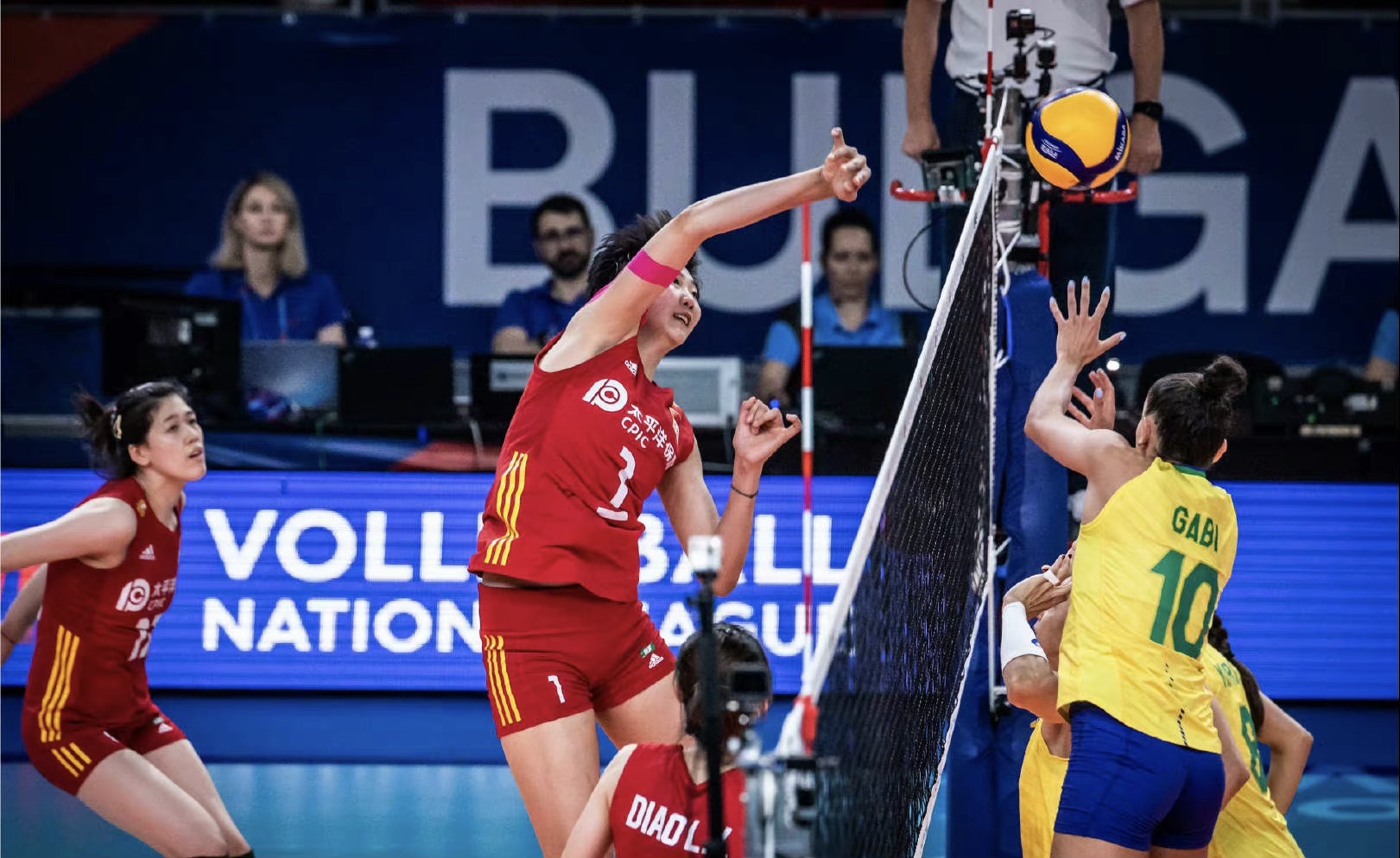 女排世界杯中国对意大利第五局（五局大战惜败巴西，中国女排三连败后急需三连胜）