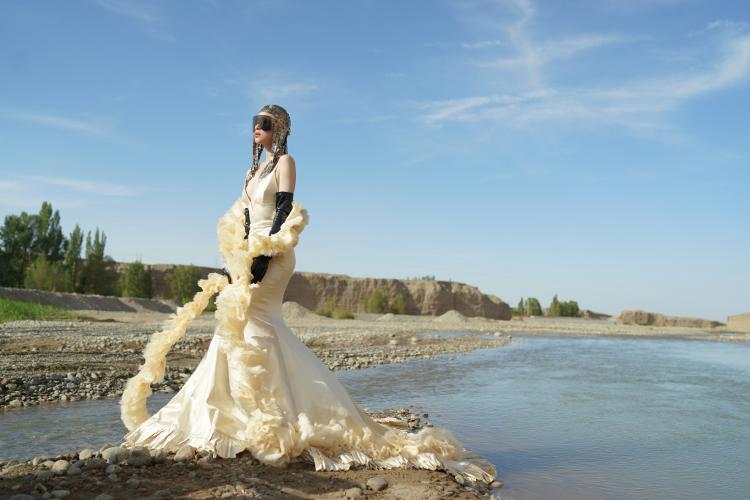 倪妮拍摄花絮曝光 挑战个性造型似女王