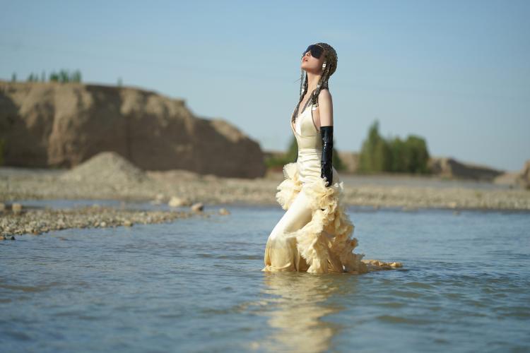 倪妮拍摄花絮曝光 挑战个性造型似女王