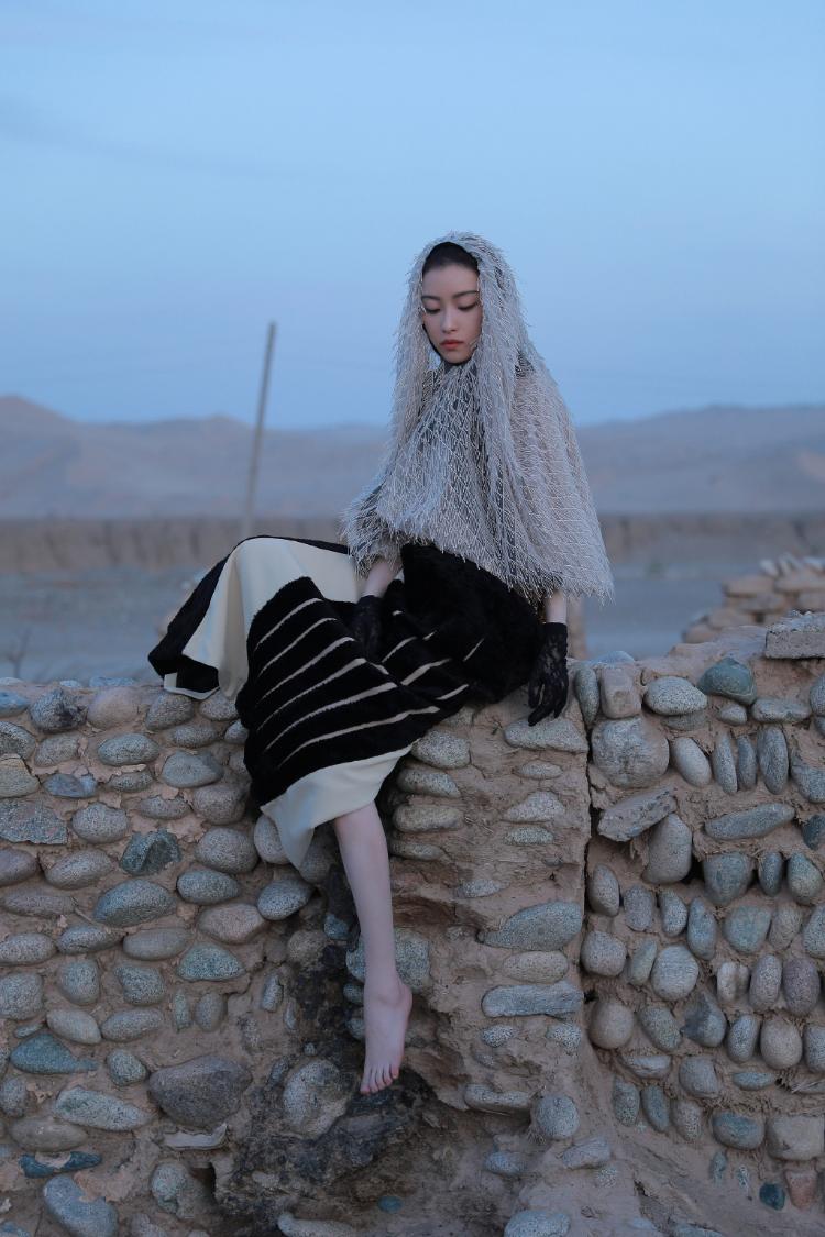 倪妮拍摄花絮曝光 挑战个性造型似女王