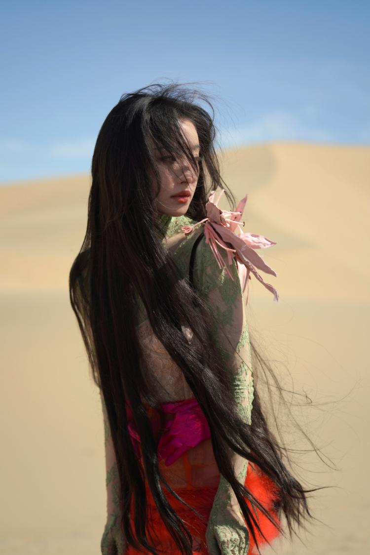 倪妮拍摄花絮曝光 挑战个性造型似女王